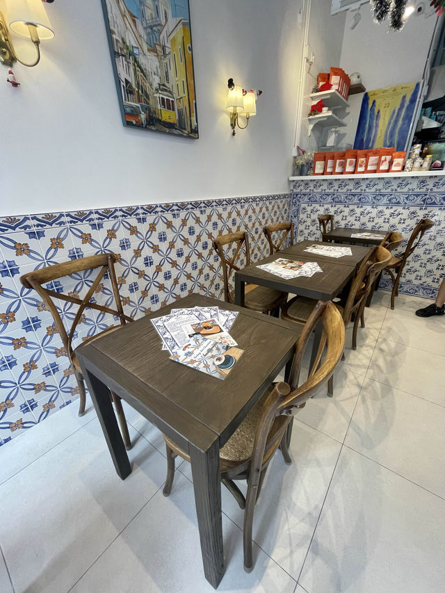充滿葡萄牙風格藍白色Cafe