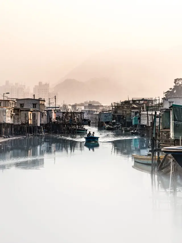 Explore the scenic fishing village of Tai O in Hong Kong! 📷