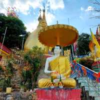 สักการะเจดีย์ทอง สำนักสงฆ์ห้วยน้ำใส สวนผึ้ง