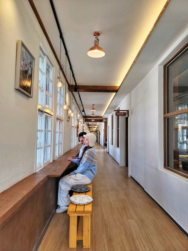 동심의 세계로 돌아간듯 폐교가 변신한 힐링카페☕️
