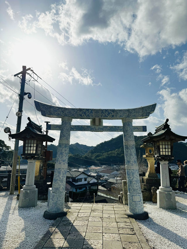 【佐賀観光】有田焼の鳥居が目を引く⛩運が良ければ鳥居の前を通る電車を見られるかも🚃