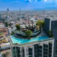 โรงแรมใจกลางเมือง มีสวนน้ำลอยฟ้า