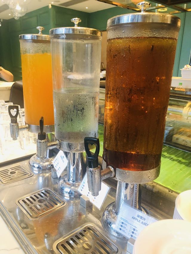 觀塘巧明街Holiday inn酒店2樓Cafe半自助餐，人均價格$130