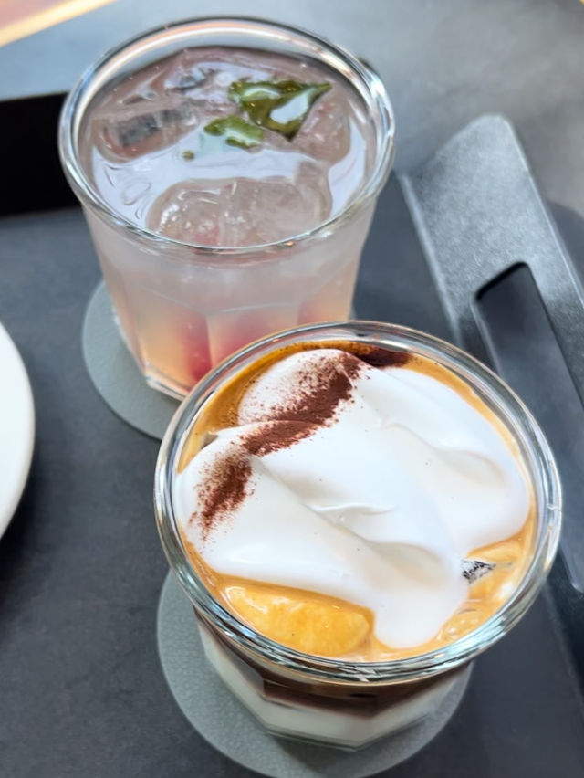 【釜山カフェ】壁一面のポストカードが素敵なホテルのカフェ🖼️