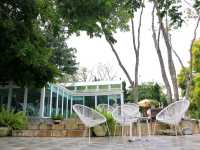 จิบกาแฟริมทะเลสาบที่ Sunset Lagoon 