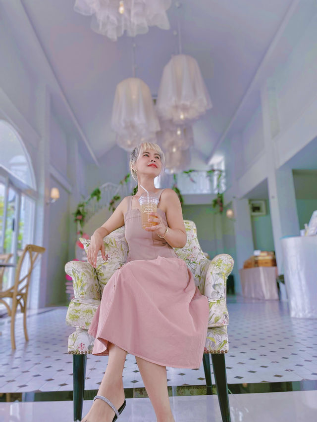 คาเฟ่สีขาว มันจึ้งมากกกแม่