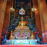 สักการะพระพุทธไตรรัตนนายก ซำปอกง ที่วัดกัลยาณ์
