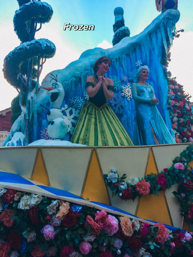 Watching the Parade at Magic Kingdom, WDW 🏰🇺🇸