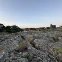【兵庫県 加東市】ゴツゴツの岩に滝があるスポット