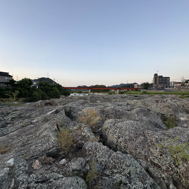 【兵庫県 加東市】ゴツゴツの岩に滝があるスポット