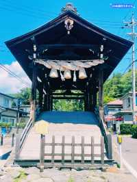 【長野県/下諏訪　“諏訪大社 下社 春宮”前/道路の真ん中にある下馬橋】