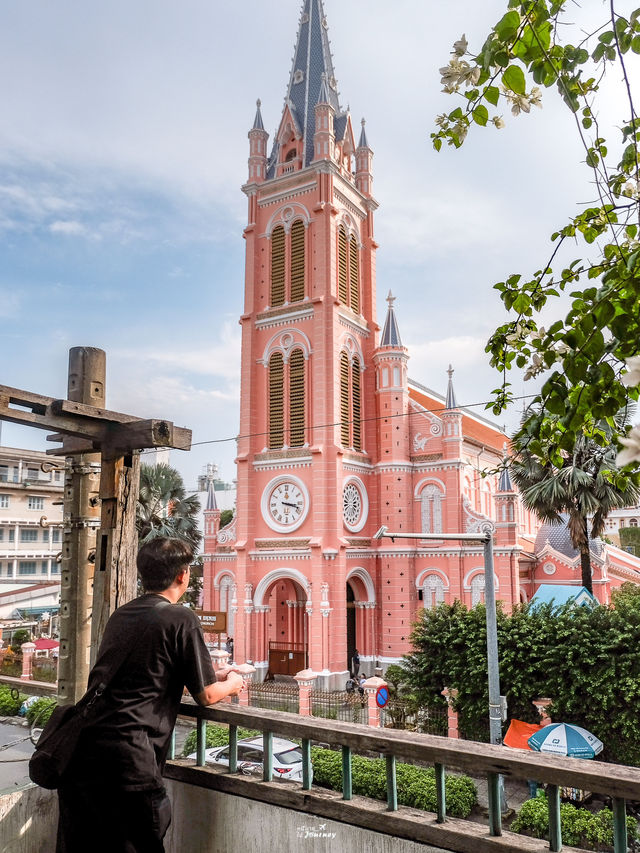 พาเที่ยวโบสถ์สวยกลางเมืองลุงโฮ Tan Dinh Church