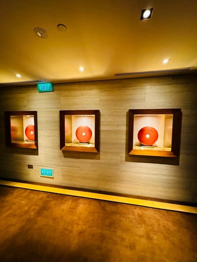 Travel hacks by using the hotel corridor painting