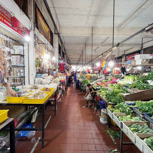 Get a glimpse of the old markets of Batam