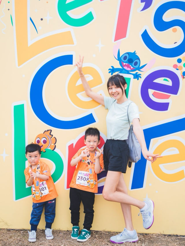 Disney Run 🥰 兩位好可愛嘅表外甥好彩得到Minnie嘅寵幸拖咗一陣 剛開始跑時被Mickey 無視咗🤣 多謝表弟一早嚟接我🥰表外甥仲幫我編定坐位🤣 我都好幸運得到表外甥嘅寵愛🥰 
