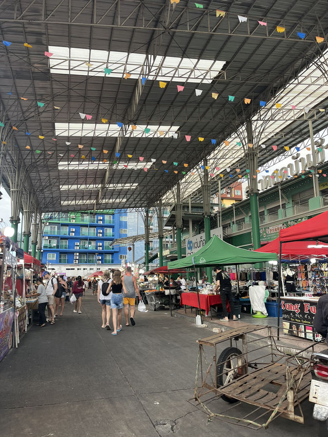 【タイ･パトン🇹🇭】屋台がずらりと並ぶ市場！激安で食べれるシーフード屋台🦐