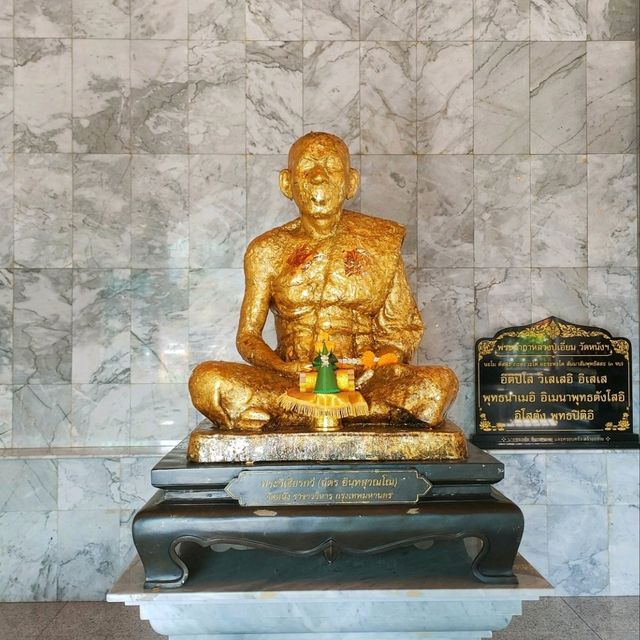 เที่ยววัดหนังราชวรวิหาร สักการะหลวงปู่เอี่ยม