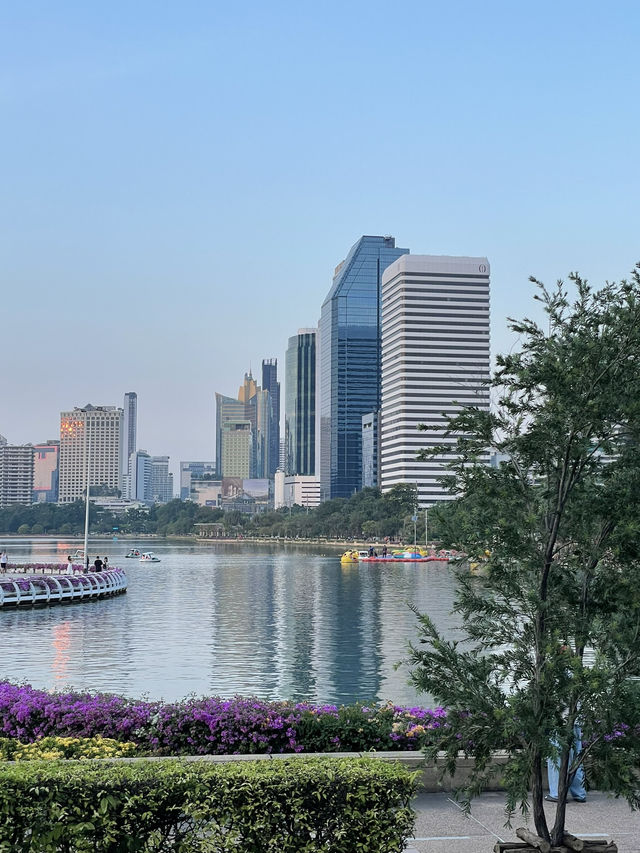 "城市綠洲：曼谷班嘉奇蒂公園的寧靜之美"
