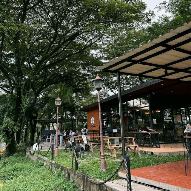 Cozy Lakeside Retreat at Danau Teduh Cafe