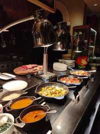นบุฟเฟ่มื้อค่ำที่ห้องอาหาร The Dining Room