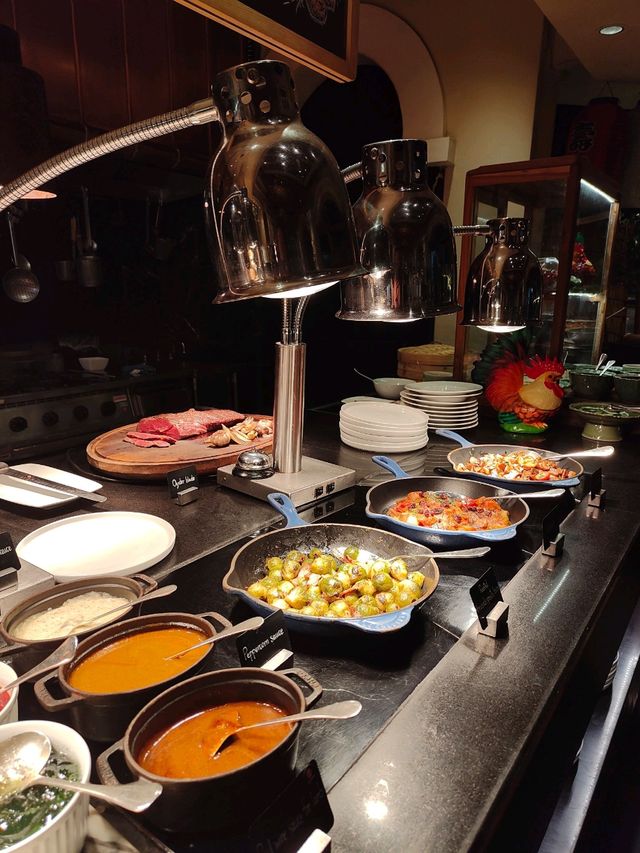 นบุฟเฟ่มื้อค่ำที่ห้องอาหาร The Dining Room