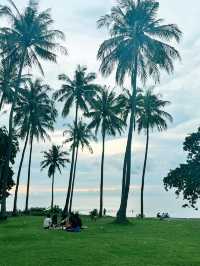 龍目島當地著名景點推薦：Senggigi Beach，適合拍照打卡親子遊。