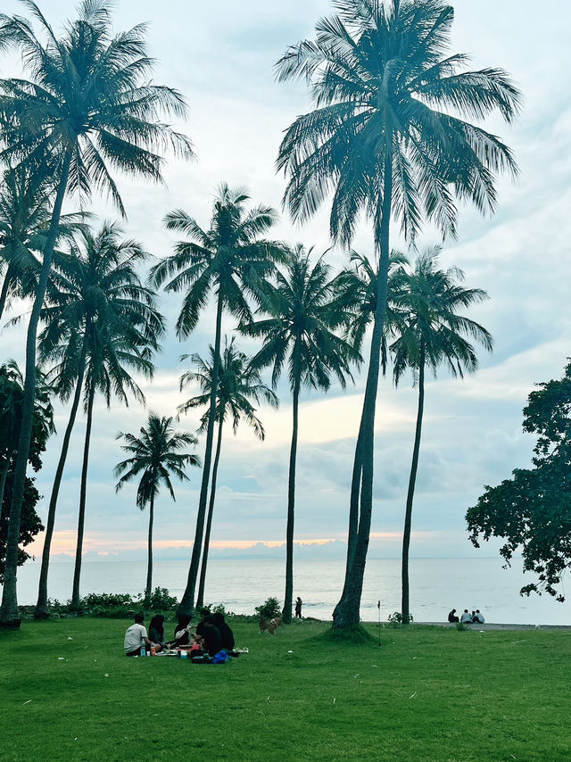 龍目島當地著名景點推薦：Senggigi Beach，適合拍照打卡親子遊。