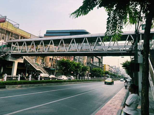泰國曼谷歷史紀念碑公園推薦：Wongwian Yai วงเวียนใหญ่塔克辛紀念碑公園。適合拍照打卡遊玩、了解歷史