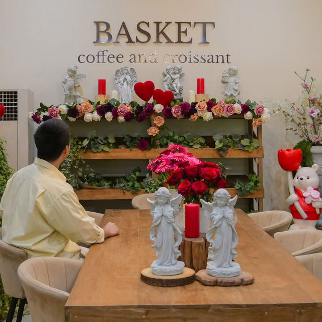 BASKET - coffee and croissant 🥐 