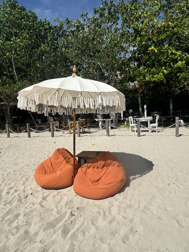 Chilling Out at Laut Biru Bar & Restaurant 🍹🏖️