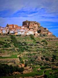 Ares del Maestre 鎮坐落在一座岩石山頂上，地理位置優越，俯瞰著 El Maestrazgo 地區美麗而崎嶇的景觀