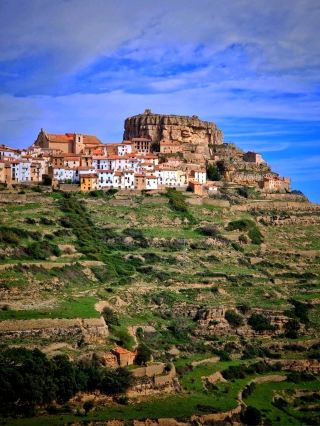 The town of Ares del Maestre is ideally situated atop a rocky hill overlooking the beautiful and rugged landscape of the El Maestrazgo region.
