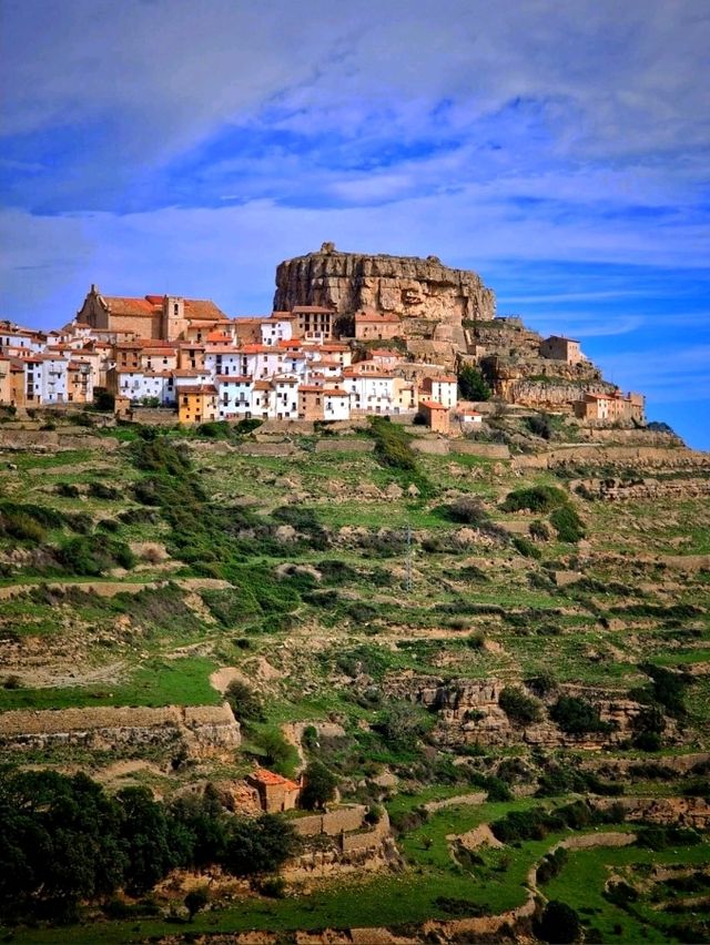 Ares del Maestre 鎮坐落在一座岩石山頂上，地理位置優越，俯瞰著 El Maestrazgo 地區美麗而崎嶇的景觀