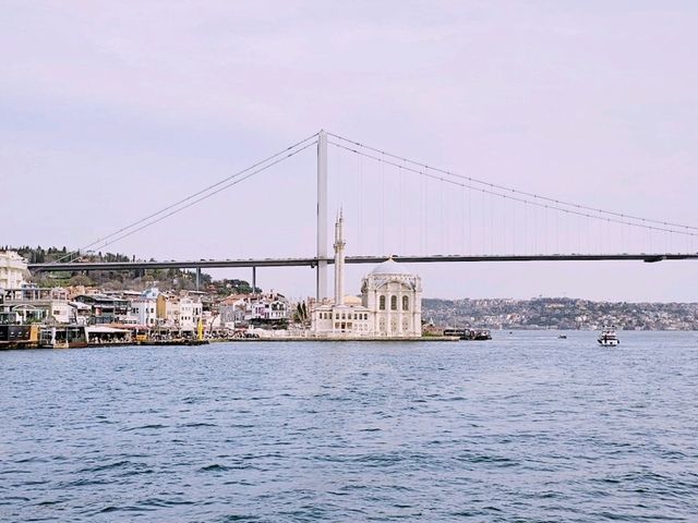 博斯普魯斯海峽旁的建築瑰寶[奧塔科伊清真寺]