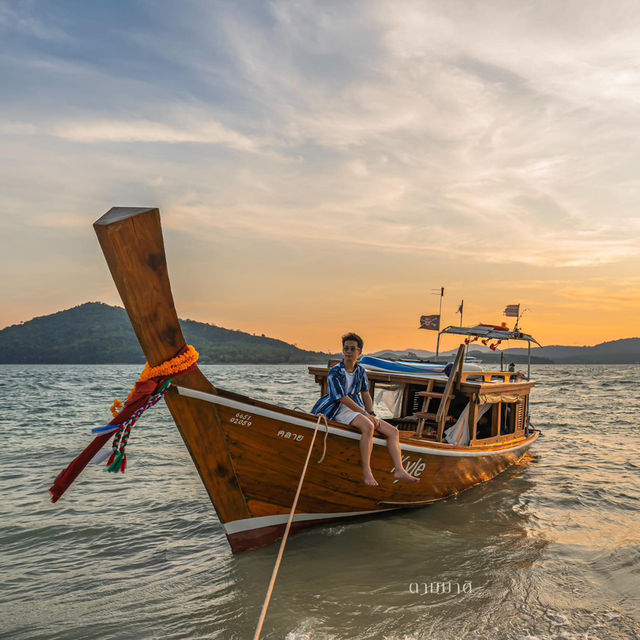 ล่องเรือหรูกลางทะเลใสแบบ kyle.phuket  ⛵️