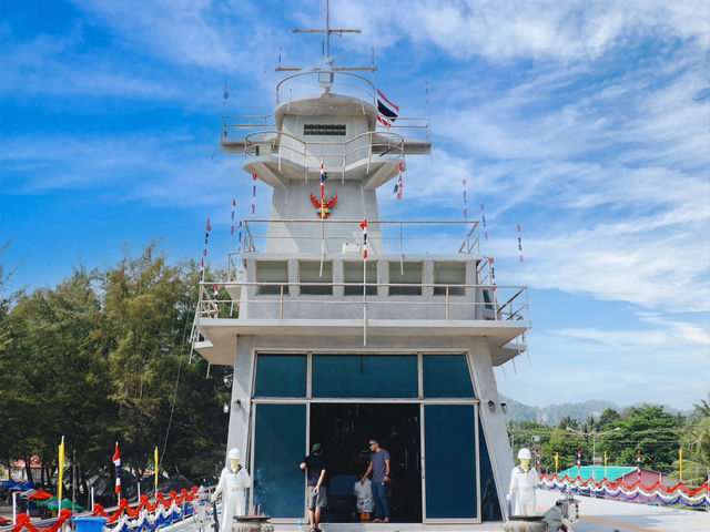เรือหลวงจักรีนฤเบศรจำลอง 