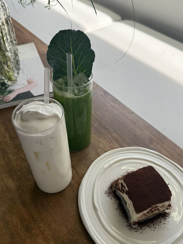 화이트톤 감성 가득한 합정 카페, 실루엣커피☕️