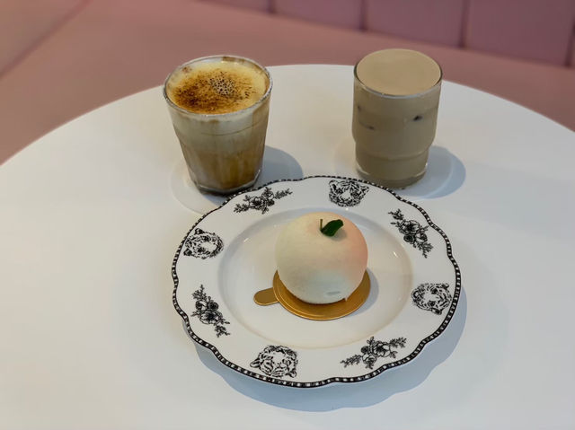 ピンク色の扉がかわいいカフェ