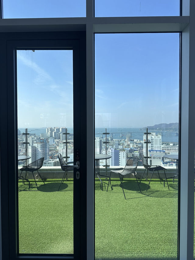 韓国🇰🇷釜山　海に囲まれた穴場の絶景カフェはここ♡