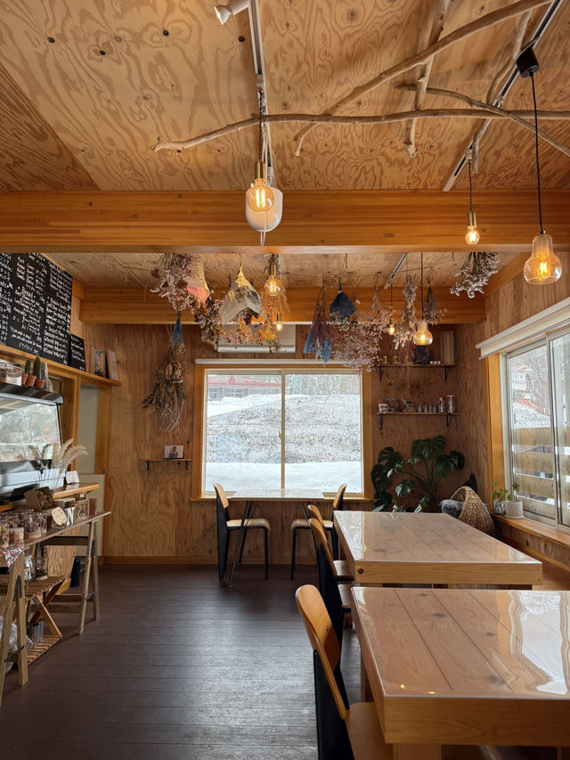 谷川岳の麓で味わう癒しの時間「ANDo&CAFE」—自然と調和する山カフェ