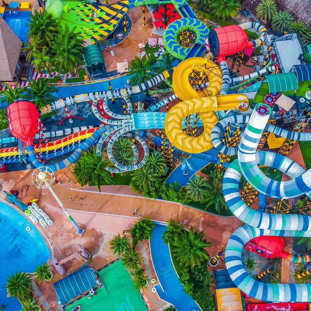 สวนน้ำเครื่องเล่นสุดอลังการธีมภาพยนตร์พัทยาแห่งแรก