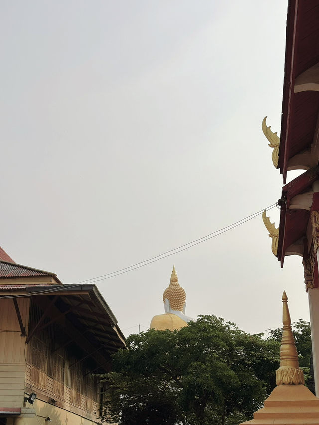 พระพุทธรูปองค์ใหญ่ ริมน้ำบางปะกง ที่วัดท่าอิฐ