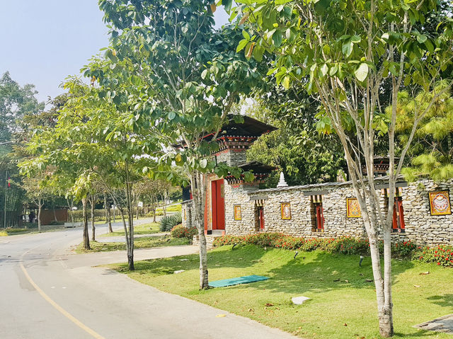 APRIL OASIS: CHIANG MAI’S TRADITIONAL TEAK TREASURES