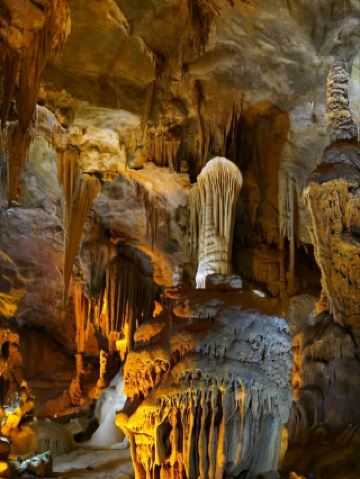 水晶宮：地底下的隱藏仙境