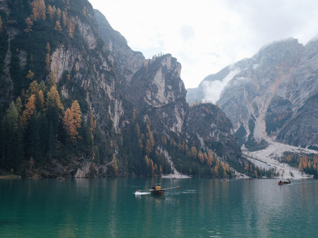 พายเรือเล่นที่ทะเลสาบ Lego di Braies -Dolomie