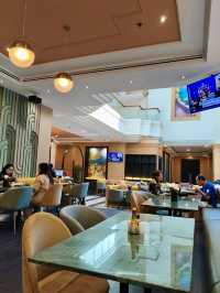 曼谷｜設計＋落地窗＋最chill早餐時光！沒住這間真的會後悔！The Quarter Saphan Khwai 飯店餐廳美到像雜誌封面☀️挑高