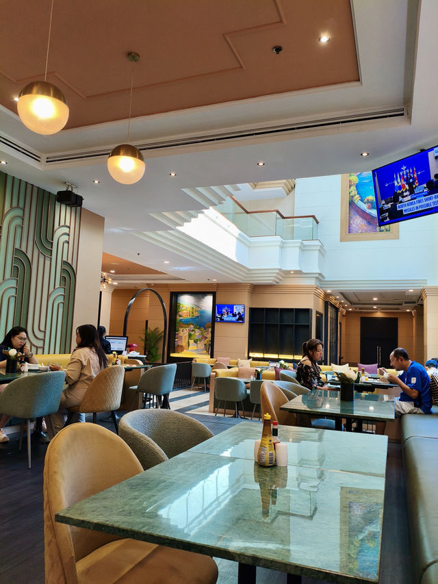 曼谷｜設計＋落地窗＋最chill早餐時光！沒住這間真的會後悔！The Quarter Saphan Khwai 飯店餐廳美到像雜誌封面☀️挑高