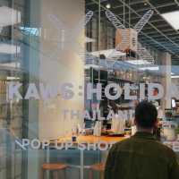  KAWS: HOLIDAY THAILAND POP-UP CAFE’ ☕️ 