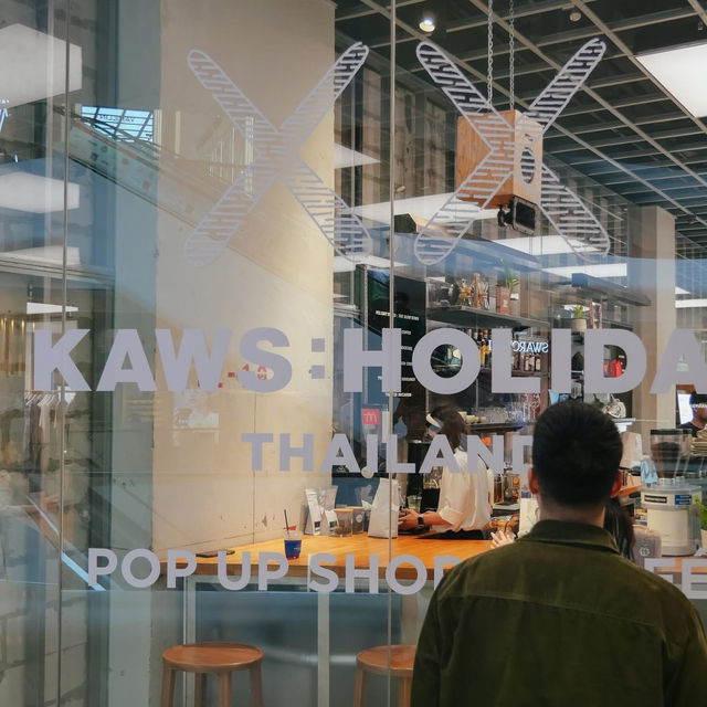  KAWS: HOLIDAY THAILAND POP-UP CAFE’ ☕️ 
