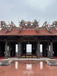 ไหว้พระในวันที่ฝนพรำ บรรยากาศสงบอย่างบอกไม่ถูก